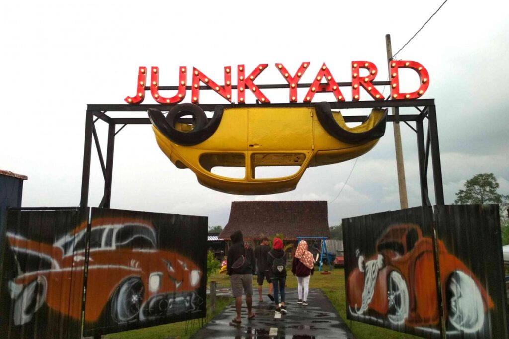 Junkyard Borobudur: Spot Kreatif Bernuansa Otomotif Dekat Candi Legendaris